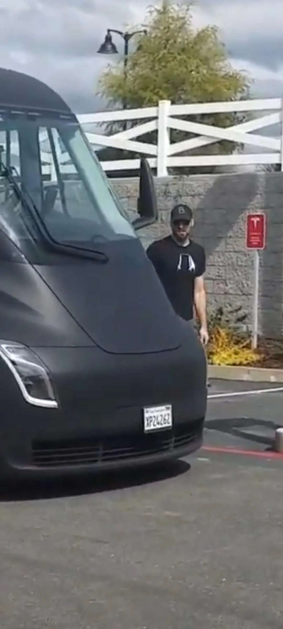 Cybercab Robotaxi How I want my Cybertruck delivered Semi with Teslas) Screenshot_20230108_225913_Photos