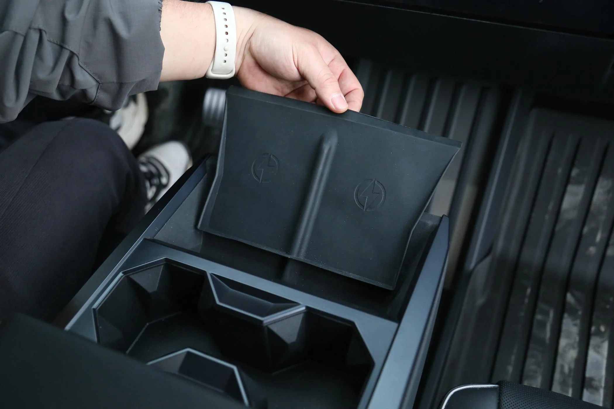 Cybercab Robotaxi ELECFRESH | Product Testing | Cybertruck Wireless Charging Area and Cup Holder Anti-dirty Solution IMG_6244