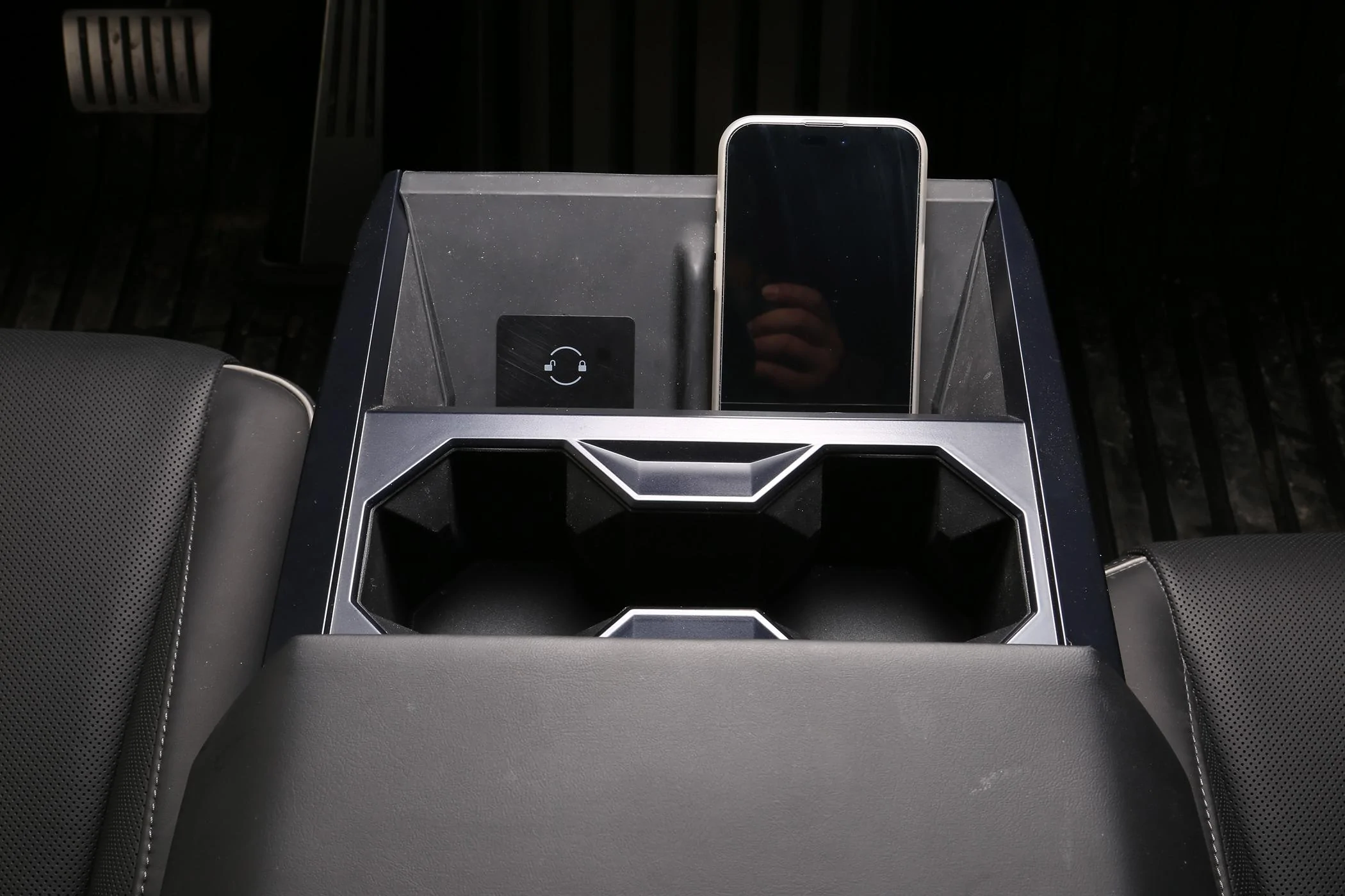 Cybercab Robotaxi ELECFRESH | Product Testing | Cybertruck Wireless Charging Area and Cup Holder Anti-dirty Solution IMG_6353