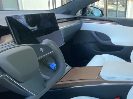 Cybercab Robotaxi Tesla Model S with Yoke Steering wheel hits the public streets: First look tesla-model-s-yoke-steering-wheel-interior-465x348