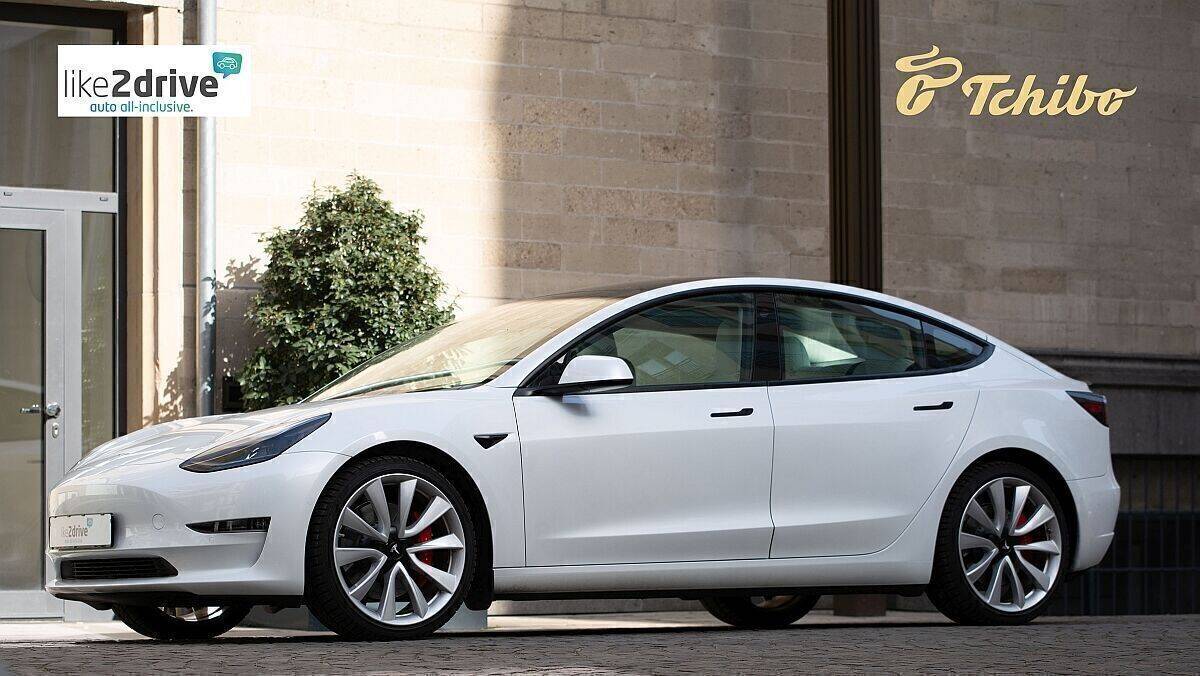 Cybercab Robotaxi Coffee with milk and Tesla _und_like2drive_bieten_tesla_im_auto_abo_an7_gross