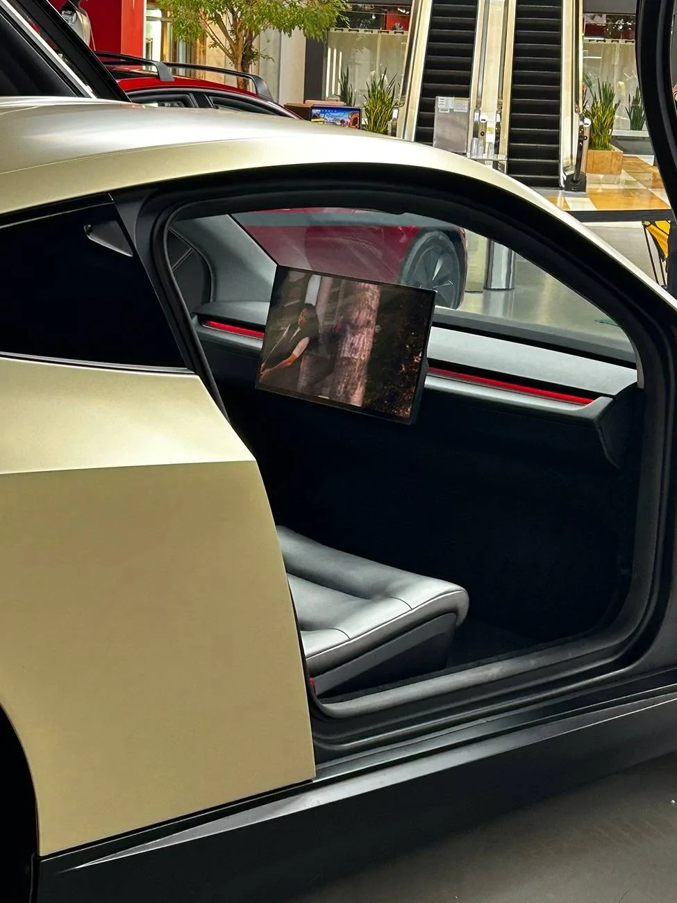 Cybercab Robotaxi CyberCab on display at Bellevue Square Tesla GccjpqxaMAU7EGl