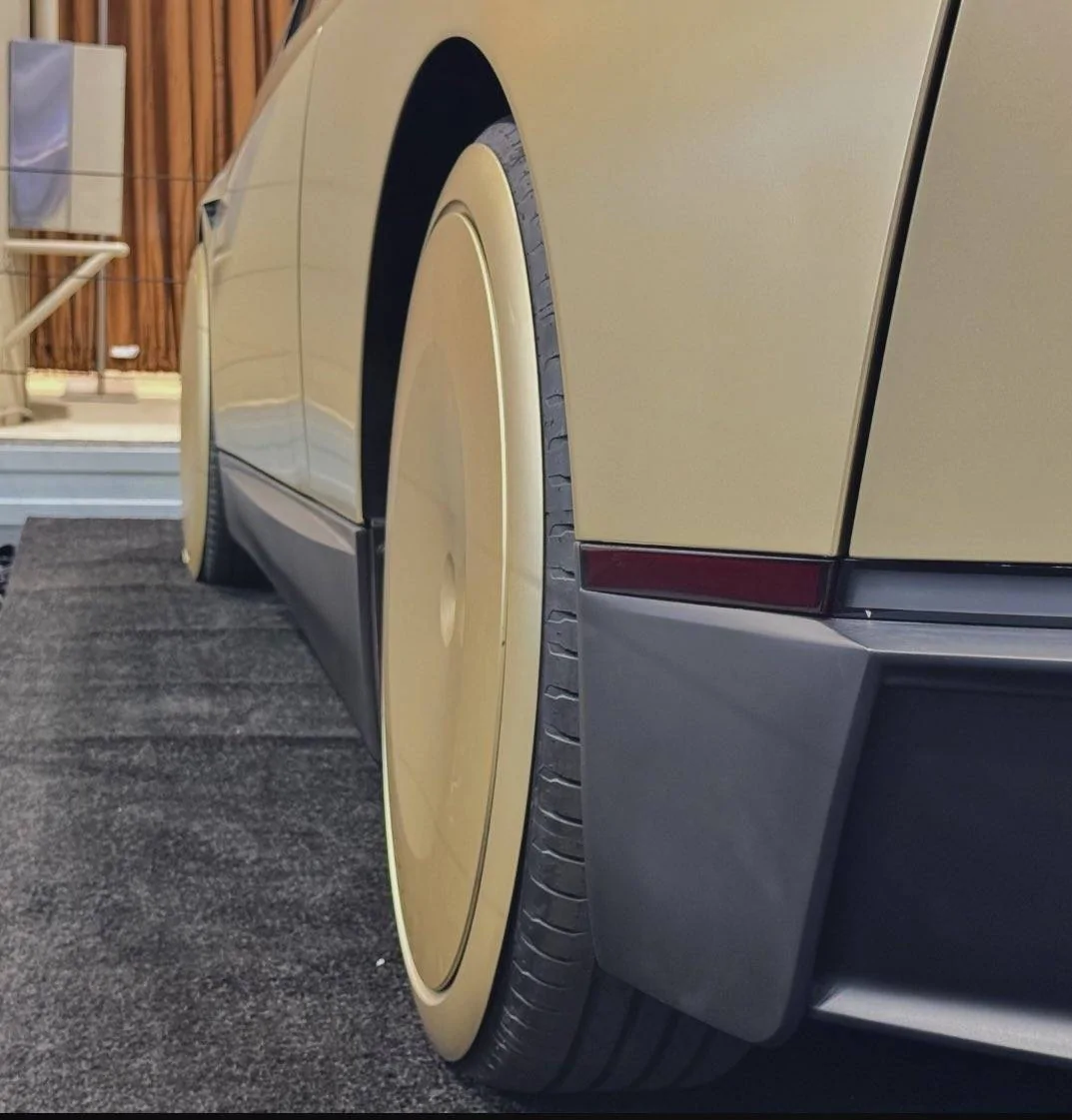 Cybercab Robotaxi Painted tire sidewall are now rubber inserts (hopefully swappable for color changes) GjsL-TdW8AALPbO