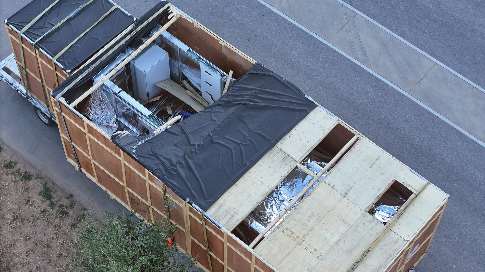 Cybercab Robotaxi Cybercab production line equipment arriving at Giga Texas GyqIHFJXQAEKyKh
