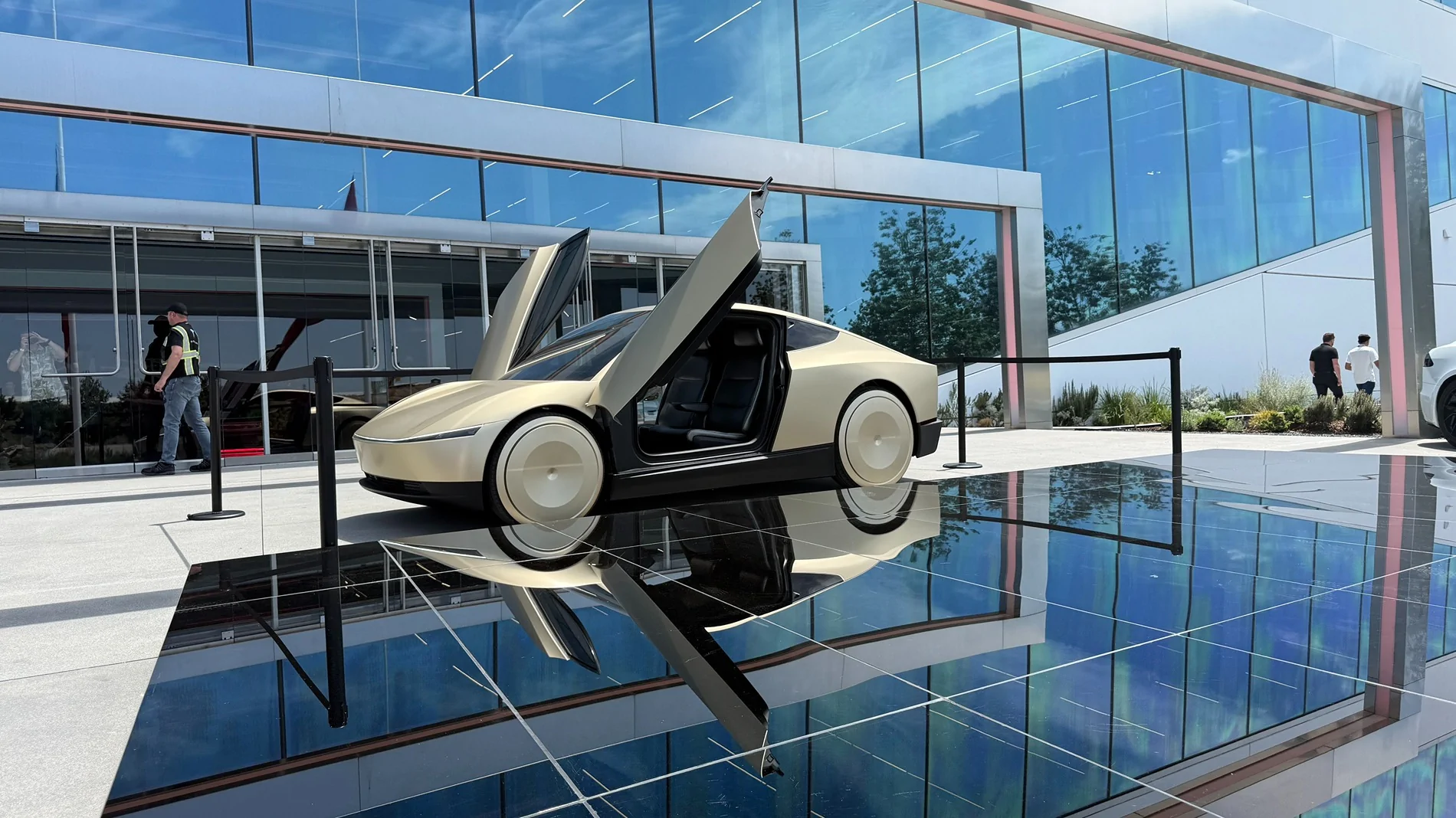 Cybercab Robotaxi Cybercab with steering wheel & side mirrors! First sighting at Giga Texas GzjVk42XcAARE4O