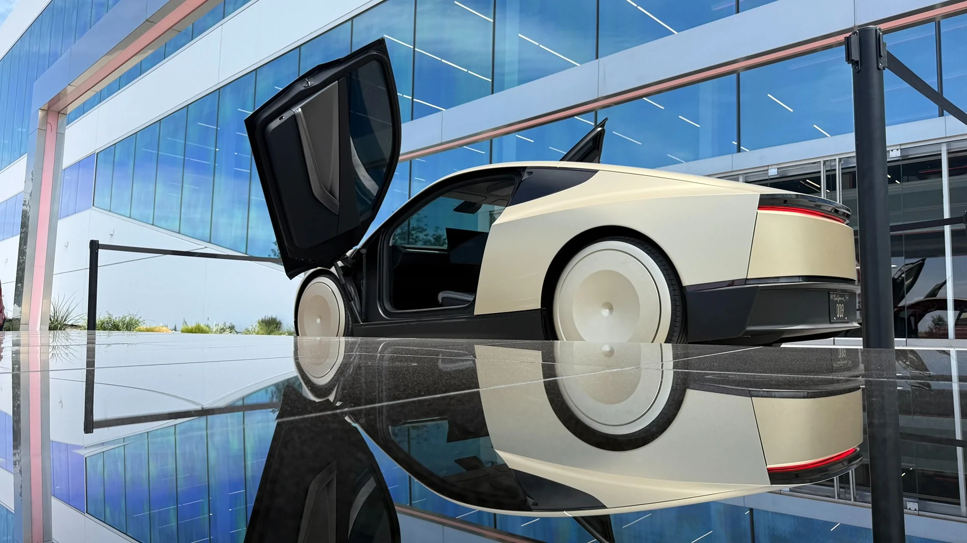 Cybercab Robotaxi Cybercab with steering wheel & side mirrors! First sighting at Giga Texas GzjVk5ZWwAAwzCS