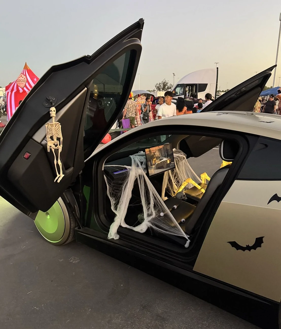 Cybercab Robotaxi Cybercab Halloween Costume by Tesla G3oprE3X0AEJX_U