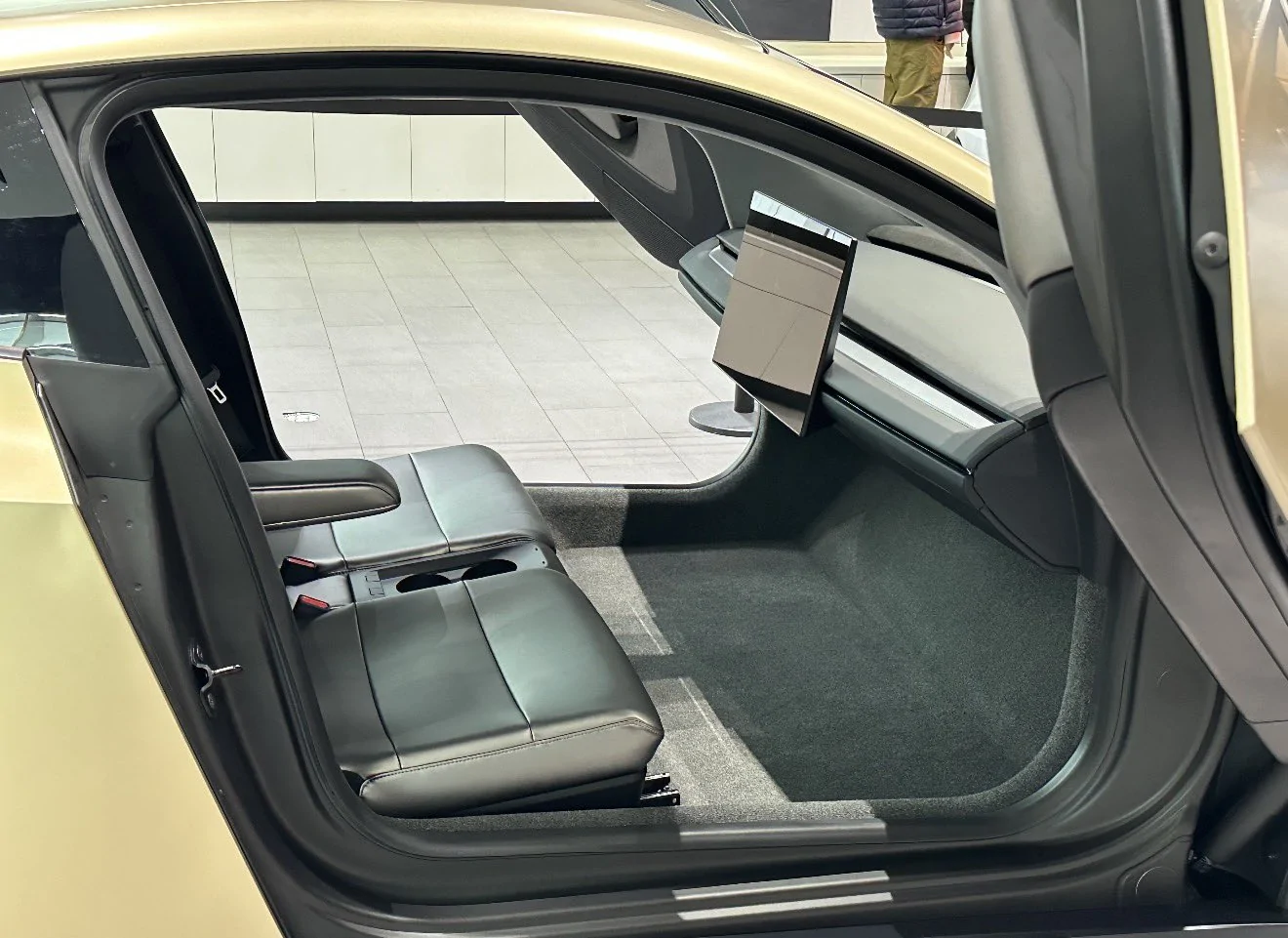 Cybercab Robotaxi Cybercab in more production-ready design on display at Tesla Santana Row in San Jose G8I6pyZXUAQ8fIG