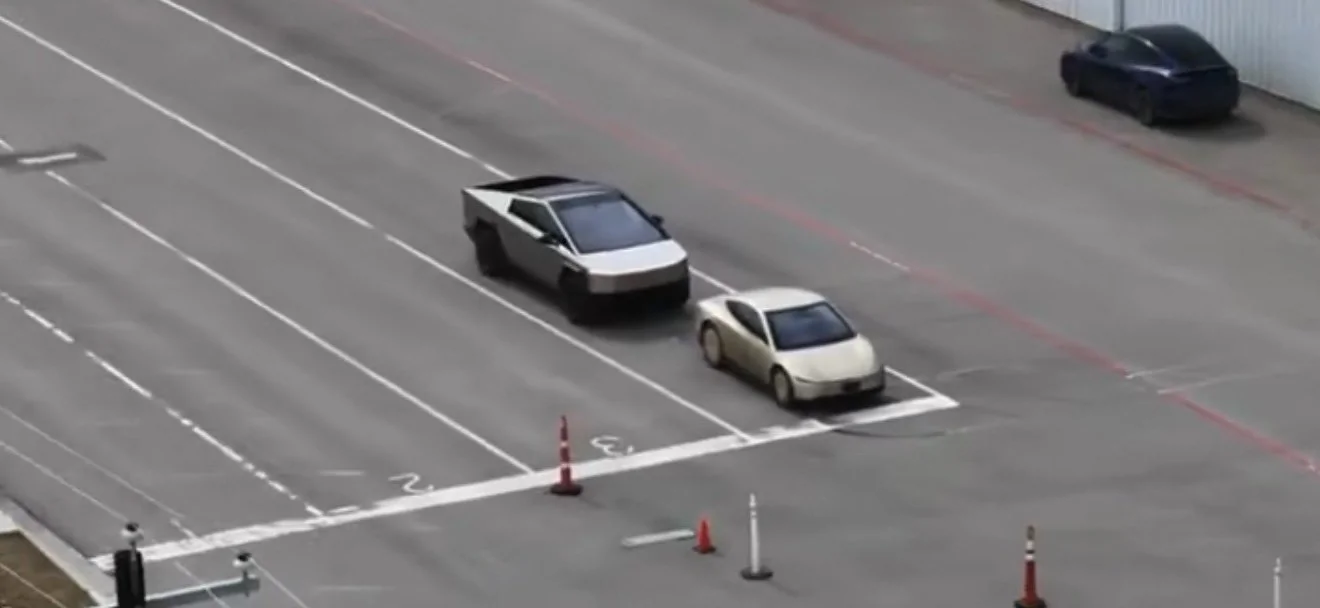 Cybercab Robotaxi Cybertruck vs. Cybercab size comparison HBc91q9XIAA1zDl