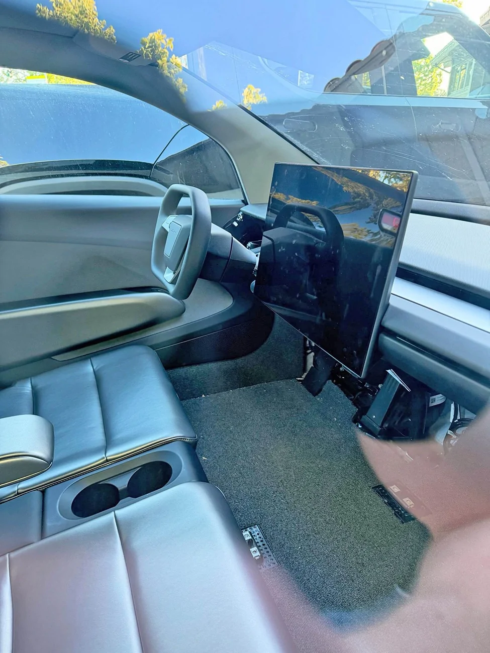 Cybercab Robotaxi Steering wheel equipped Cybercab (photos). Using Cybertruck steering wheel HF1O09YawAAxH0H