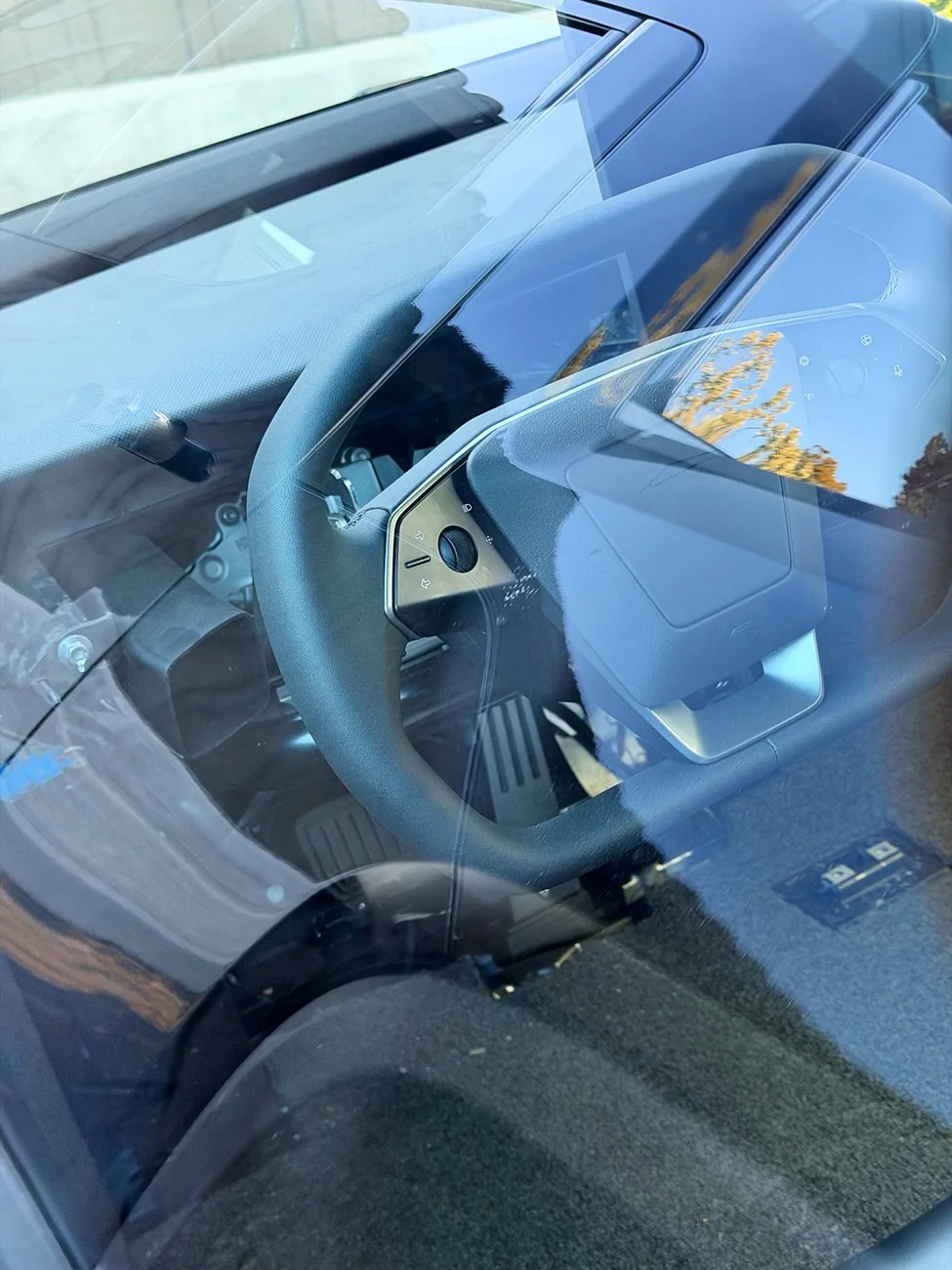 Cybercab Robotaxi Steering wheel equipped Cybercab (photos). Using Cybertruck steering wheel HF1O09XasAA_N1O