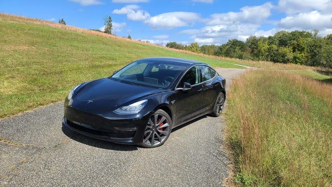 Cybercab Robotaxi Hertz orders 100,000 Model 3 electric vehicles from Tesla 6-4b95-9aca-5cf3d9adc98f-EVRoadTrip_Tesla-PE-fr3-4