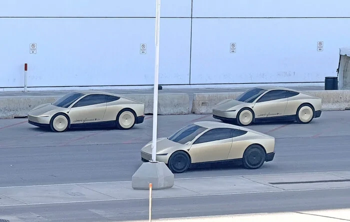 There's 6 Cybercabs driving around Giga Texas now